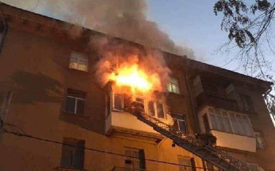 Одесские патрульные вытащили из горящей квартиры людей в доме на Тираспольской (фото) «фото»