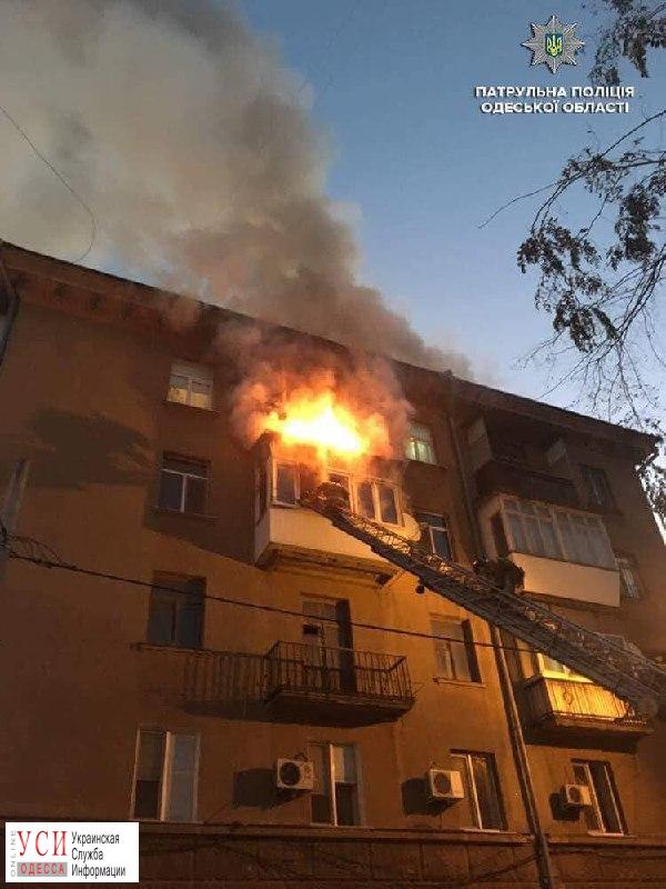 Одесские патрульные вытащили из горящей квартиры людей в доме на Тираспольской (фото) «фото»