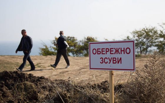Черноморск получил помощь на защиту берега от оползня (фото) «фото»