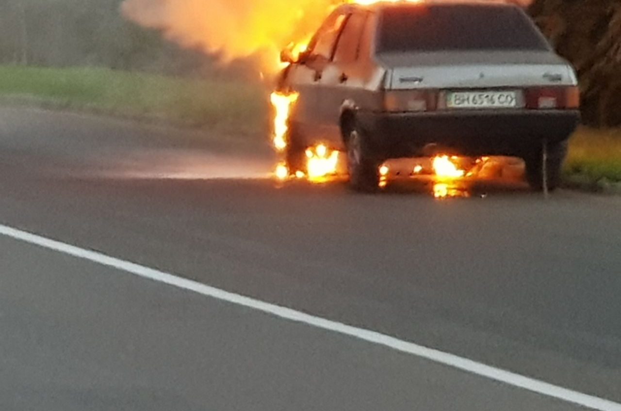 На въезде в Черноморск на ходу загорелся автомобиль (фото, видео) «фото»