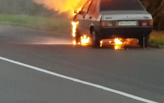 На въезде в Черноморск на ходу загорелся автомобиль (фото, видео) «фото»