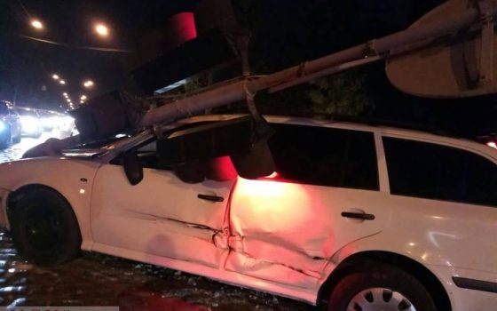 Автомобиль снес светофор на Французском бульваре (фото) «фото»