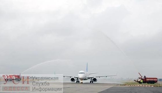 В Одесском аэропорту водяным салютом встретили первый рейс Бухарест- Одесса- Бухарест «фото»