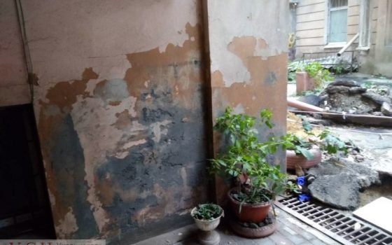 В центре Одессы во дворе памятника архитектуры уже 3 месяца течет канализация (фото) «фото»