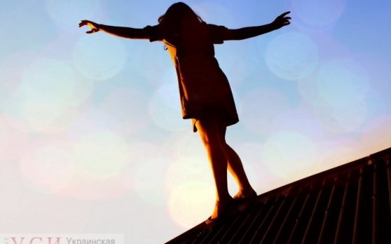 В Одессе спасли пьяную женщину, которая гуляла по скользкому навесу на пятом этаже (видео) «фото»