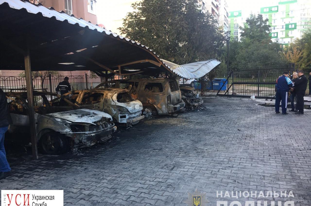 На поселке Котовского подожгли пять авто на стоянке (фото) «фото»