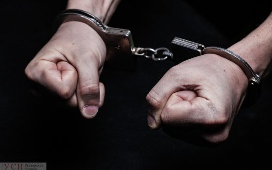 В Одессе рецидивист ограбил 13-летнюю девочку, угрожая ей пистолетом и отверткой «фото»