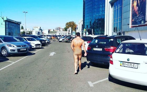 Припекло: одессит вышел голым на парковку торгового центра (фотофакт) «фото»