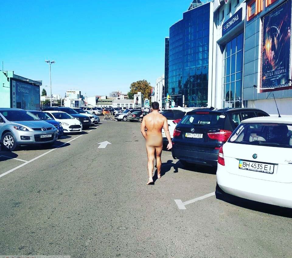 Припекло: одессит вышел голым на парковку торгового центра (фотофакт) «фото»