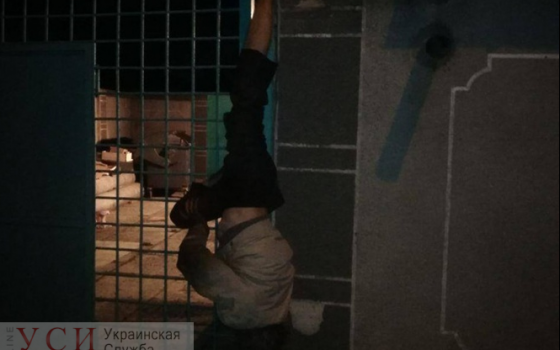 Ночью в Одессе вор украл из магазина две бутылки просроченного пива и застрял вниз головой на заборе (фото) «фото»