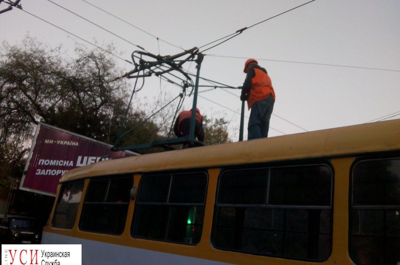 Пробка на Молдаванке: сломавшийся трамвай на Прохоровской заблокировал движение троллейбусов (фото) «фото»
