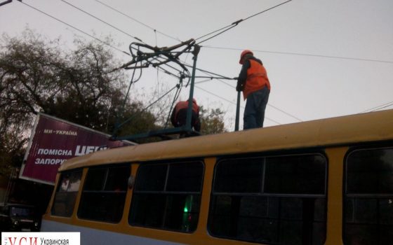 Пробка на Молдаванке: сломавшийся трамвай на Прохоровской заблокировал движение троллейбусов (фото) «фото»