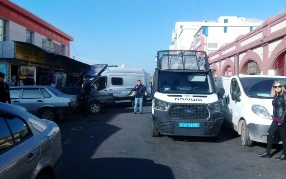 Облава на “Привозе”: главный рынок Одессы оградили полицейские в поисках незаконных мигрантов (фото) «фото»