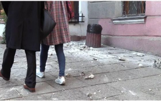 Хрупкая Одесса: На Дерибасовской обвалились фрагменты фасада здания (фото) «фото»