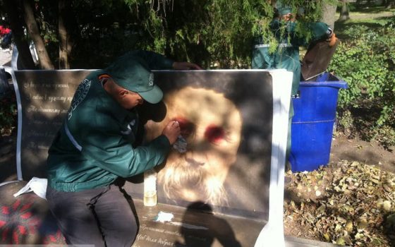 Коммунальщики очистили поэтические лавки в парке Шевченко от надписей вандалов (фото) «фото»