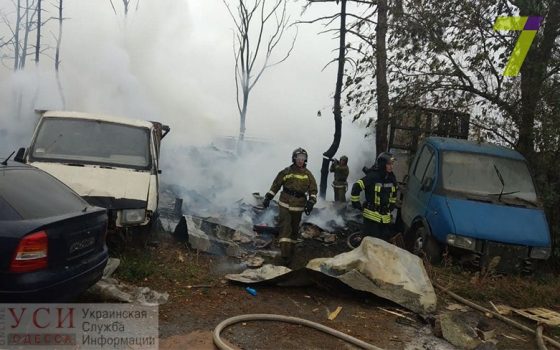 В Одессе из-за пожара на складе сгорели четыре припаркованных автомобиля (фото) «фото»