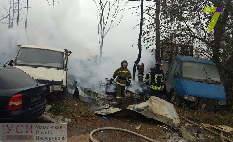 В Одессе из-за пожара на складе сгорели четыре припаркованных автомобиля (фото) «фото»