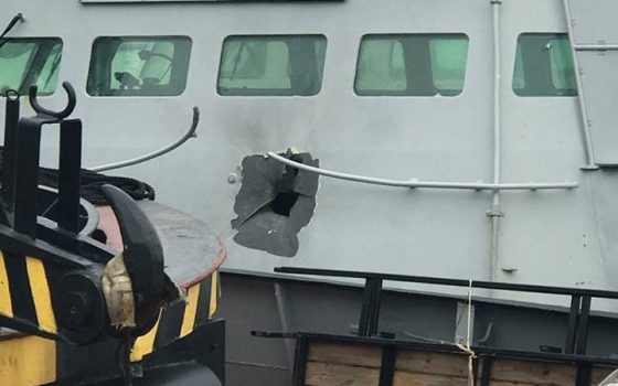 Появилась фотография пробоины на подбитом россиянами катере ВМСУ “Бердянск” (фото) «фото»