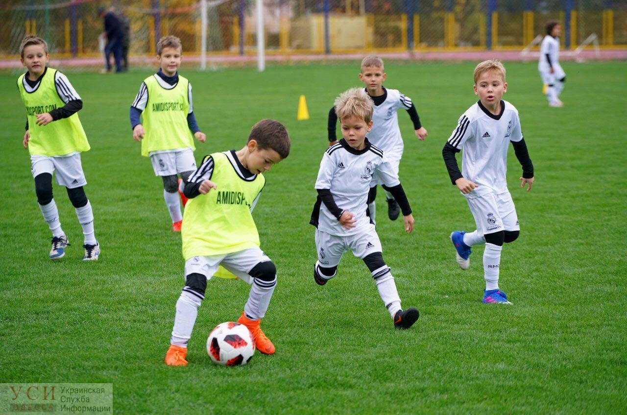В Одесской области тренеры “Real Madrid” учили футболу детей нуждающихся в социальной поддержке (фото) «фото»