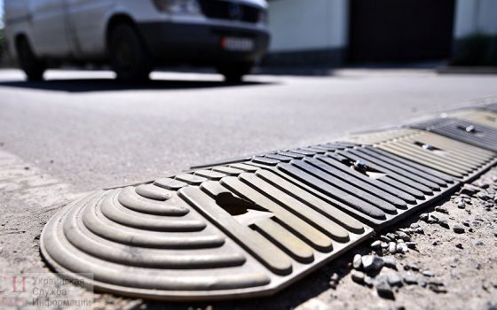 В Одессе не могут убрать десятки лежачих полицейских и блоков: нужна спецтехника «фото»