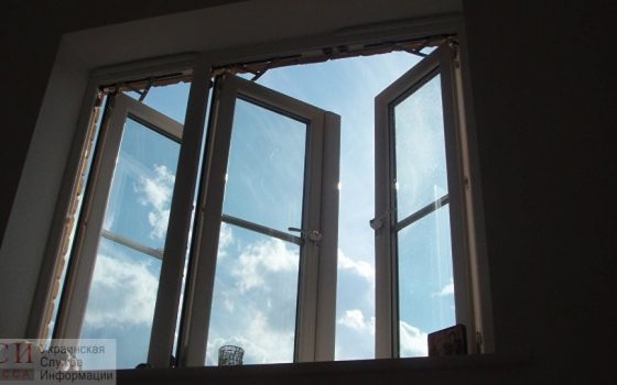 В Киевском районе мужчина выпал из окна восьмого этажа и выжил «фото»