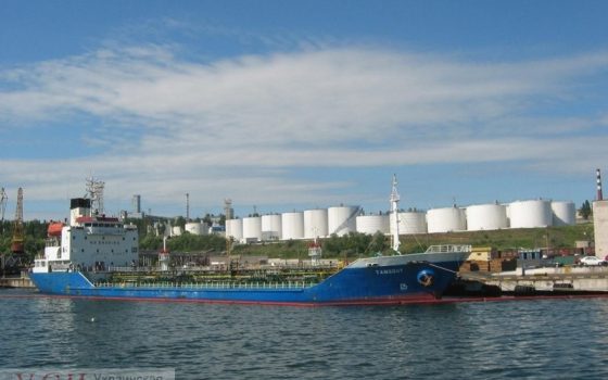 Акватория Одессы “погрязла” в отбросах и утечках с грузового судна (фото, видео) «фото»