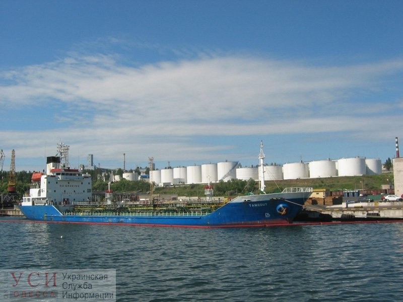 Акватория Одессы “погрязла” в отбросах и утечках с грузового судна (фото, видео) «фото»