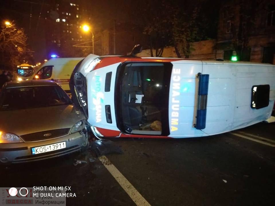 На Молдаванке машина охранной фирмы опрокинула “скорую” на бок (фото, видео) «фото»