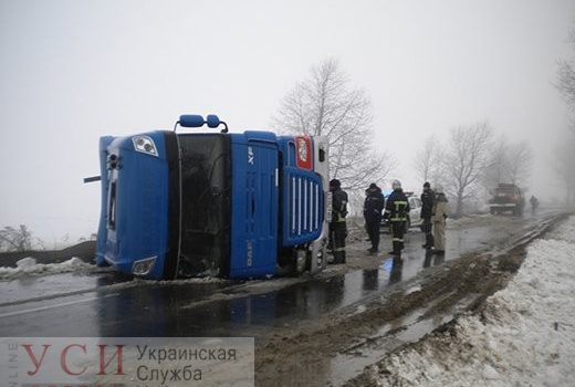 В Одесской области на скользкой дороге перевернулась фура (фото) «фото»
