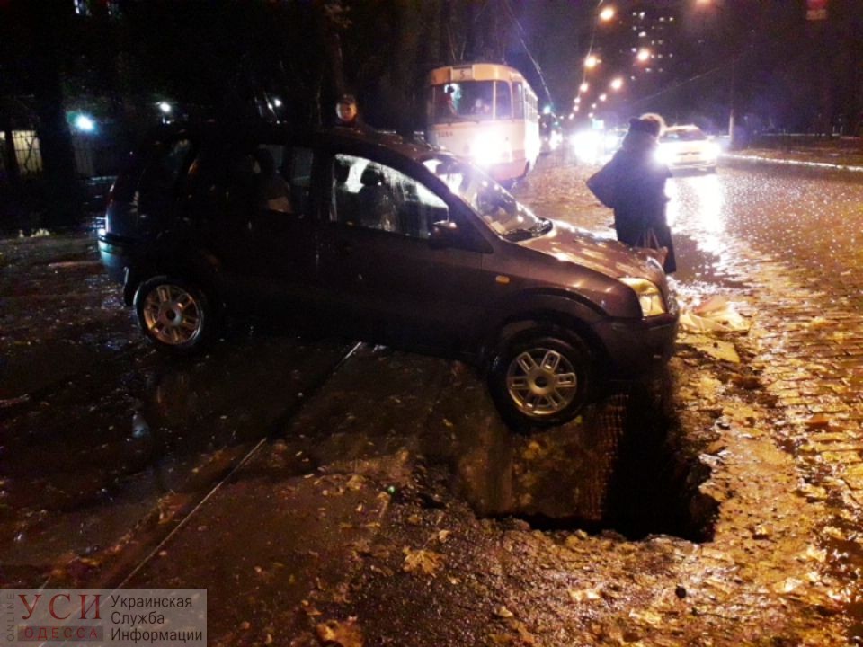 На Французском бульваре машина провалилась в яму, оставленную коммунальщиками (фото) «фото»