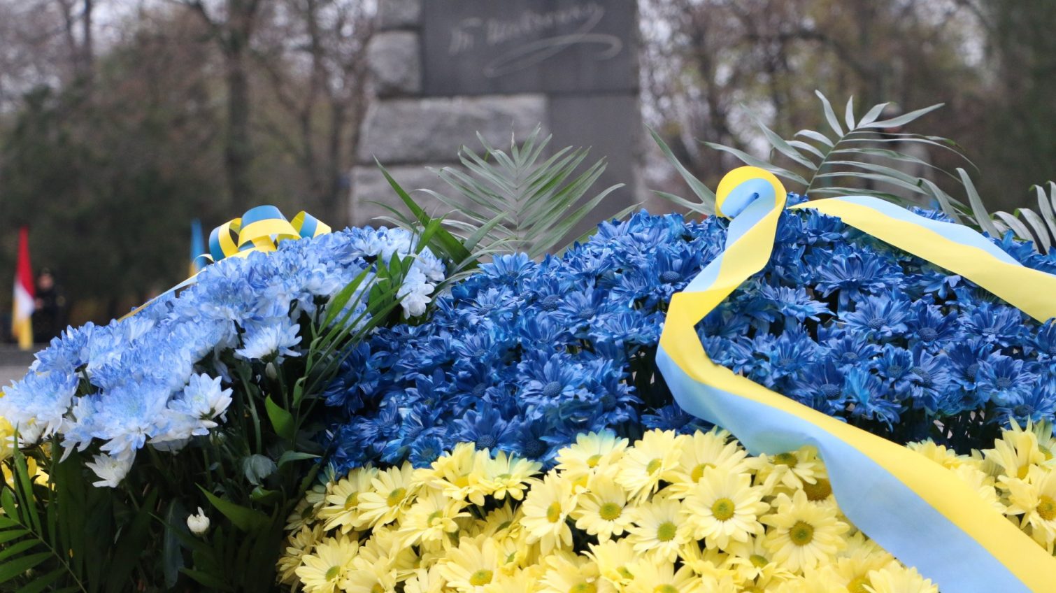 К памятнику Шевченко торжественно возложили цветы по случаю Дня Достоинства и Свободы (фото) «фото»