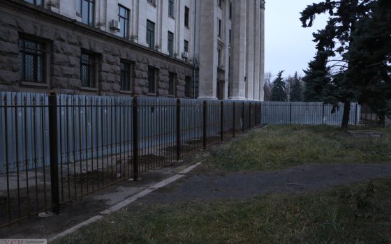 Одесский Дом профсоюзов начали окружать новым забором (фото) «фото»