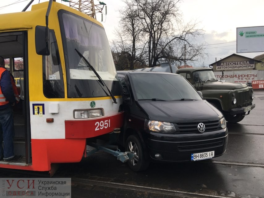 Большая пробка: на Люстдорфской дороге трамвай протаранил автомобиль (фото) «фото»