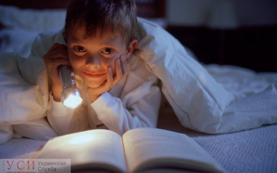 “Книжка под подушку”: одесская библиотека собирает ко Дню святого Николая книги для детей из интернатов «фото»