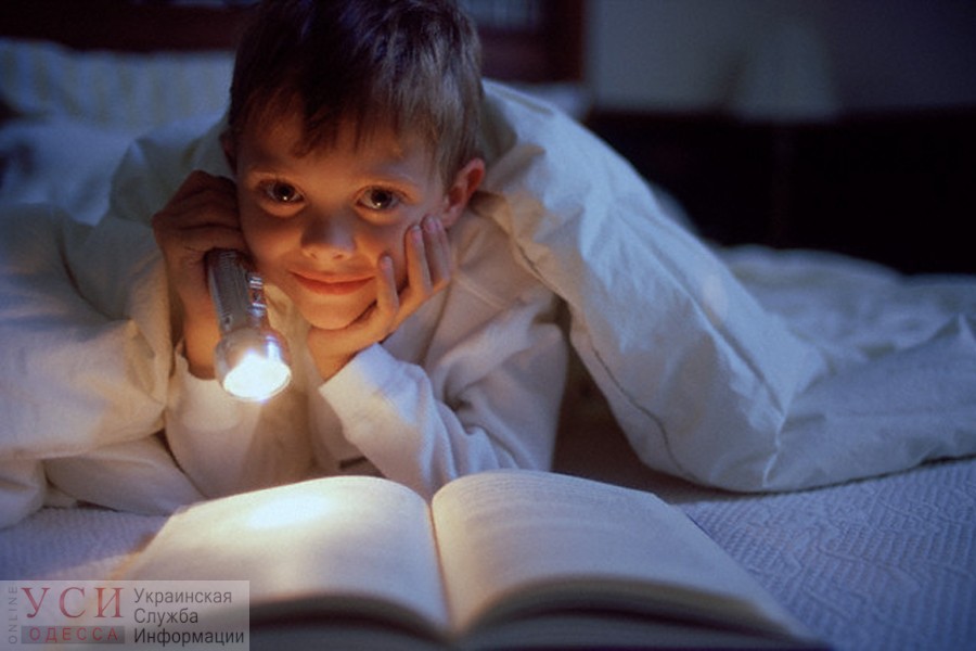 “Книжка под подушку”: одесская библиотека собирает ко Дню святого Николая книги для детей из интернатов «фото»