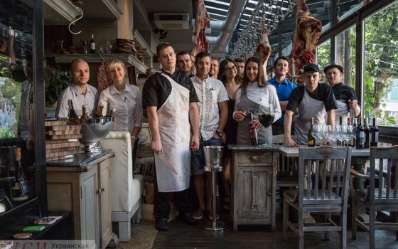 “Кровавый пир на Дерибасовской”: что думают известные одесситы о перекрытии улицы местным рестораном и вывешенных им свиных тушах «фото»