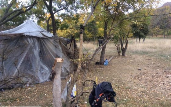 Ромская семья с больным туберкулезом ребенком разбила шалаш на Собачьем пляже (фото) «фото»