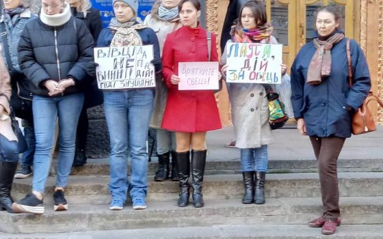 Спасенные в Черноморском порту овцы продолжают умирать: зоозащитники снова пикетировали Госпотребслужбу «фото»