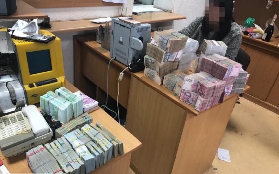 Оперативники “накрыли” конвертцентр с многомиллионным оборотом в Одессе (фото) «фото»