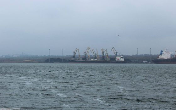 В порту “Южный” разгружают балкер с африканским углем для украинских ТЭЦ «фото»