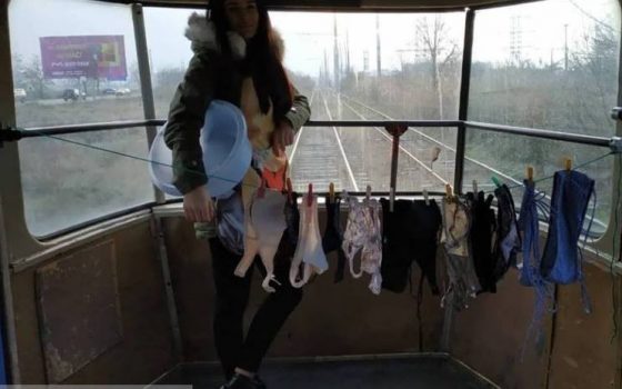 Одесситка решила посушить нижнее белье в трамвае (фото) «фото»