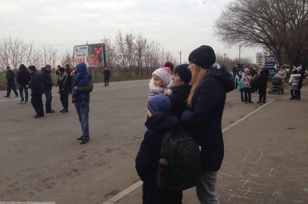 Жители Хлебодарского два дня перекрывали трассу и добились того, что на опасном участке установят светофор (фото) «фото»