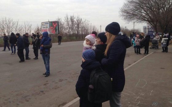 Жители Хлебодарского два дня перекрывали трассу и добились того, что на опасном участке установят светофор (фото) «фото»