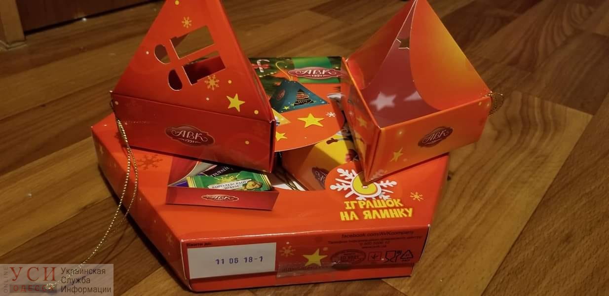 Конфетный скандал: на соревнованиях по фигурному катанию ребенку подарили пустую коробку, а теперь не могут его найти, чтобы извиниться «фото»