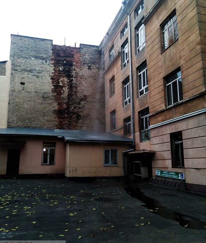 В центре Одессы с крыши школы течет водопад кипятка (фото) «фото»