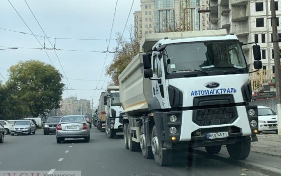В Одессе “КамАЗ” пытался наехать на толпу митингующих против застройки Аркадии «фото»