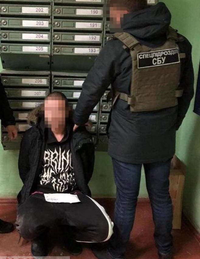 СБУ в Одессе в почтовом отделении задержали наркокурьера с пакетом экстази (фото) «фото»