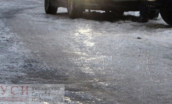 Спасатели вытащили два грузовика, которые застряли на дорогах Одесской области из-за гололеда «фото»