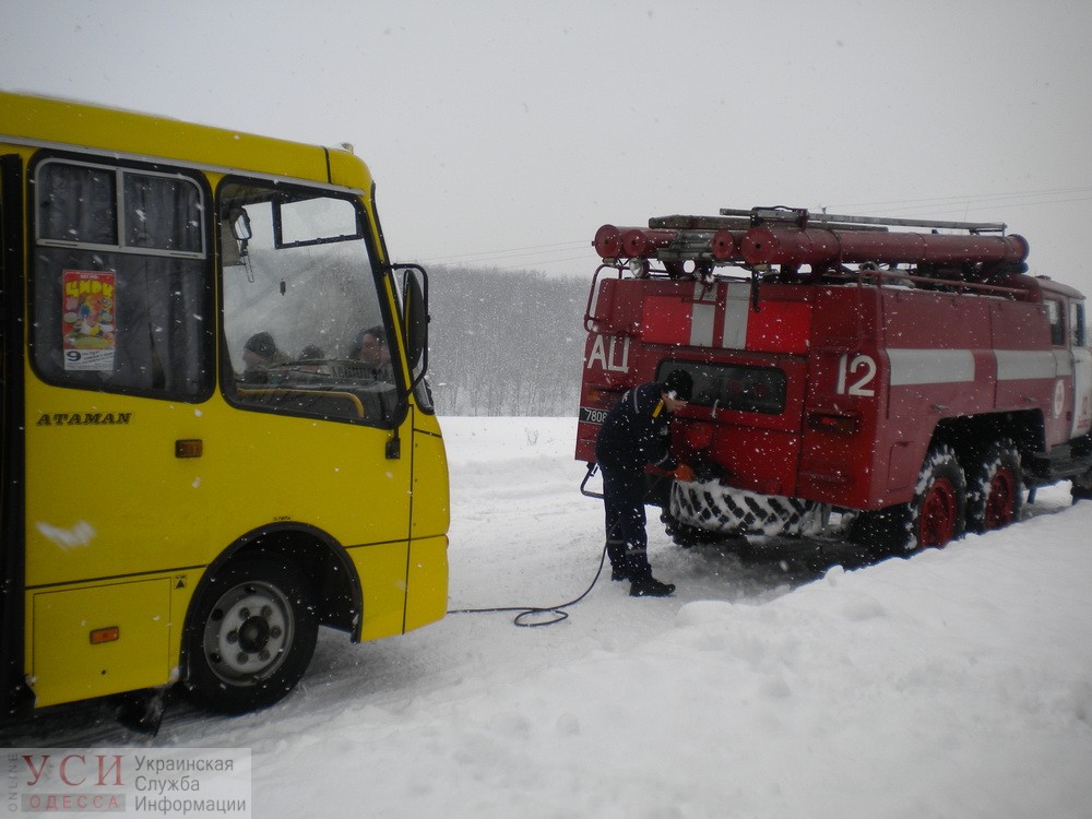 Застрявшие из-за непогоды автомобилисты смогут позвать на помощь, позвонив на “горячую линию” Одесского автодора «фото»