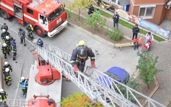 Спасатели вытащили мужчину без сознания из окна горящей квартиры на Коблевской «фото»